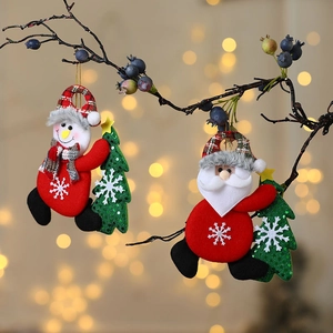 Addobbi natalizi in tessuto con Babbo Natale e pupazzo di neve con un albero