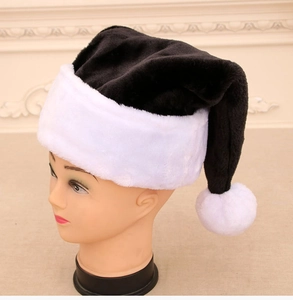 Dettaglio del cappello natalizio nero in peluche con bordo e pompon in finta pelliccia bianca