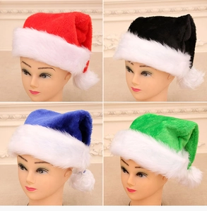 Vista dettagliata dei cappelli natalizi in peluche nei colori rosso, nero, blu e verde