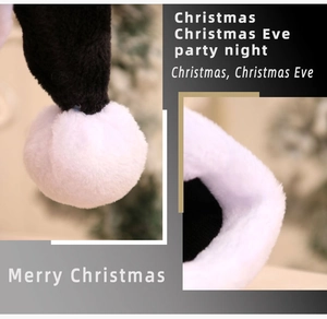 Dettaglio del cappello di Natale in peluche nero con pompon bianco e bordo ispessito