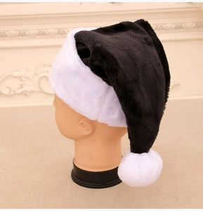 Dettaglio del cappello di Babbo Natale nero in peluche con bordo in finta pelliccia bianca