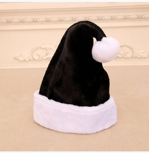 Dettaglio del cappello di Natale in peluche nero e bianco con pelliccia morbida e pompon