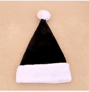 Dettaglio del cappello di Natale nero con bordo in finta pelliccia bianca e pompon