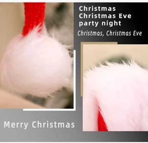 Dettaglio del soffice pom-pom bianco sul cappello di Natale in maglia rossa decorato