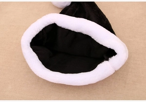 Dettaglio dell'interno in peluche e del bordo in finta pelliccia bianca del cappello natalizio