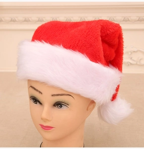Primo piano di un festoso cappello di Babbo Natale in peluche rosso con bordo in finta pelliccia.