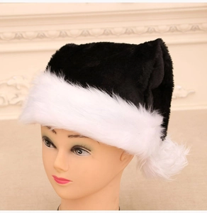 Dettaglio del cappello di Babbo Natale in peluche bianco e nero con finta pelliccia e pompon