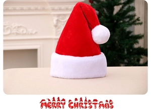 Dettaglio cappello di Babbo Natale rosso con bordo spesso in pelliccia sintetica bianca