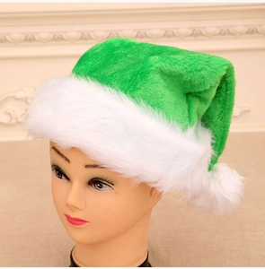 Dettaglio del cappello di Natale in peluche verde con bordo in finta pelliccia su manichino