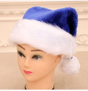Dettaglio del cappello di Natale in peluche blu reale con bordo in finta pelliccia bianca