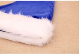 Dettaglio del morbido peluche blu e del bordo in ecopelliccia bianca del cappello natalizio
