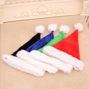 Set di cappelli di Natale in peluche rosso, blu, verde, nero con pompon in pelliccia