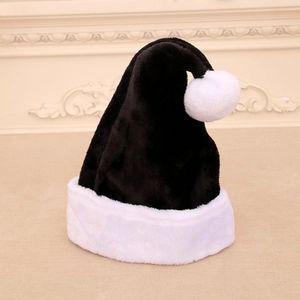 Cappello di Natale classico in peluche nero con bordo in ecopelliccia bianca e pompon morbido