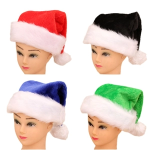 Cappelli di Natale in peluche in rosso nero blu e verde esposti su manichini