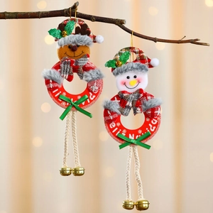 Weihnachtsfiguren aus Rentier und Schneemann mit goldenen Glocken an rustikalen Zweigen