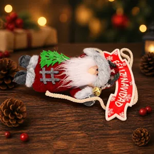 Detailansicht von Weihnachtsmann-Plüschfigur mit grünem Baum auf einer Digitalwaage 39g