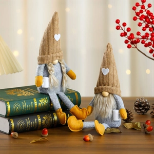 Paire de gnomes de Noël scandinaves avec bottes jaunes et chapeaux à motifs de cœur