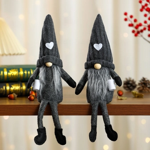 Paire de gnomes de Noël assis avec de longues jambes et des chapeaux gris en tricot