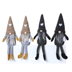 Lot de quatre gnomes de Noël assis avec chapeaux tricotés et longues jambes pendantes