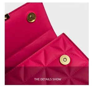 Dettaglio macro della borsa trapuntata rosso rosa con chiusura magnetica circolare dorata