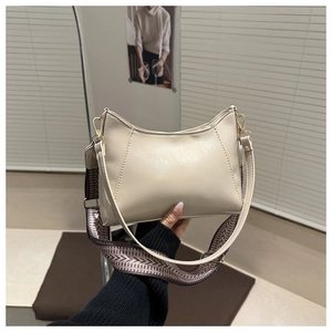 Détail du sac à bandoulière en similicuir blanc cassé avec sangle tissée et crochets dorés