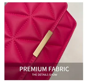 Dettaglio ravvicinato della borsa in pelle trapuntata rosso rosa con metallo dorato