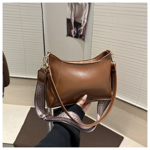 Détail du sac en similicuir marron avec bandoulière vintage et finitions dorées