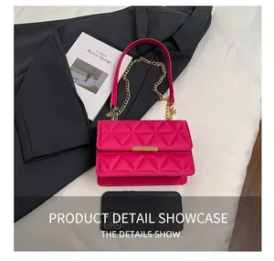 Borsa trapuntata fucsia con catena accanto a uno smartphone per confronto taglie
