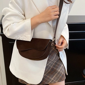 Sac besace marron foncé en cuir mat avec rabat ondulé et large bandoulière en tissu