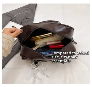 Vue de dessus du sac polochon marron ouvert montrant la capacité pour maquillage