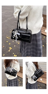 Vue de profil et de dos d'un sac bowling noir avec nœud en dentelle en style urbain