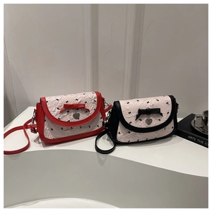 Détails de sacs à bandoulière fleuris avec nœuds en cuir et pendentifs cœur sur support