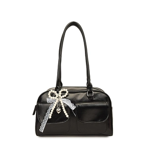 Sac polochon noir élégant avec nœud en dentelle et breloques en perles blanches