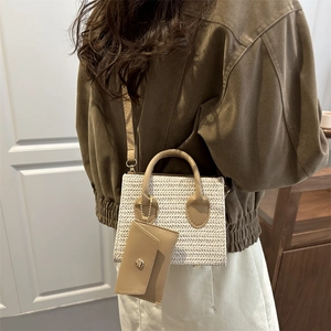 Sac à main élégant en paille tressée blanche avec garniture en cuir marron et mini pochette