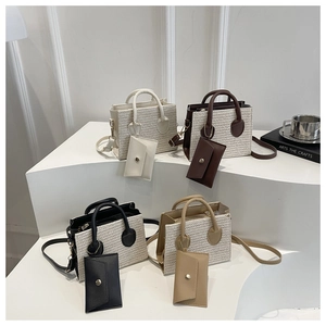 Détail de sacs à main tissés en quatre couleurs avec mini-portemonnaies et bandoulières