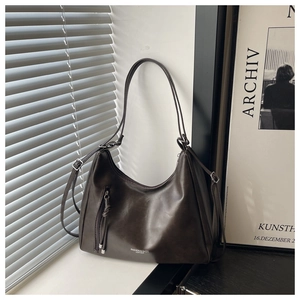 Dettaglio della borsa hobo in ecopelle marrone scuro con decorazione a zip laterale