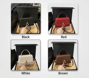 Sacs bandoulière carrés en quatre couleurs avec poignées métalliques et fermoirs dorés en A