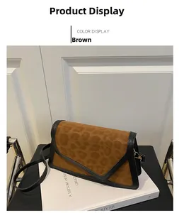 Detail der braunen Handtasche mit Leopardenmuster, Goldbeschlägen und Lederbesatz