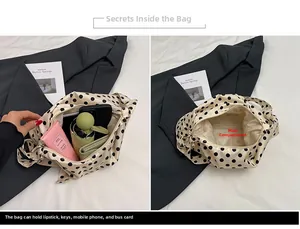 Grand sac fourre-tout à pois noirs montrant la capacité intérieure des accessoires
