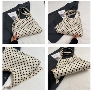 Vues détaillées du sac fourre-tout beige à grands pois noirs en tissu de nylon durable