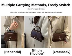 Sac à main en cuir marron avec boucle en V dorée montrant les styles épaule et bandoulière
