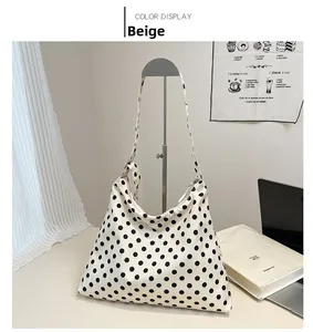 Détail du sac cabas beige à pois avec fermeture éclair et texture en nylon durable