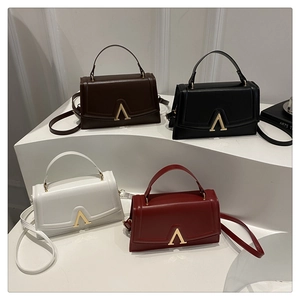 Sacs à main carrés minimalistes en marron, noir, blanc et rouge avec boucle en V dorée