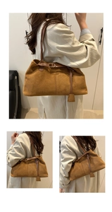 Détails du sac à bandoulière en daim marron avec lanières en cuir et boucle métallique