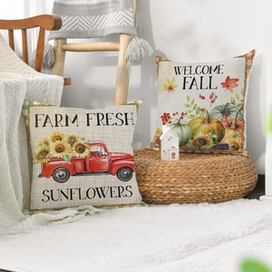 Détails des housses de coussin en lin d'automne avec tournesols, citrouilles et motifs ferme