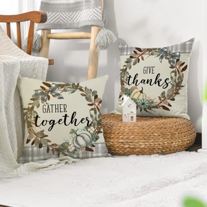 Λεπτομέρεια από λινές μαξιλαροθήκες Thanksgiving με φύλλα σφενδάμου και στεφάνι κολοκύθας