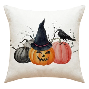 Detail eines Halloween-Leinenkissenbezugs mit Aquarell-Kürbis- und Raben-Druck
