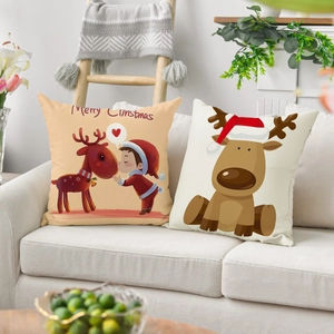 Housses de coussin de Noël en lin avec motifs de renne sur un canapé confortable