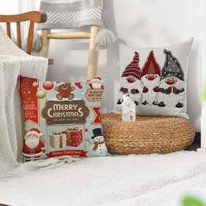 Vue détaillée de taies d'oreiller en lin festives avec gnomes de Noël et motifs de Père Noël