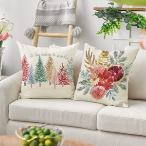 Dettaglio delle federe natalizie in lino con albero festivo e stampa decorativa